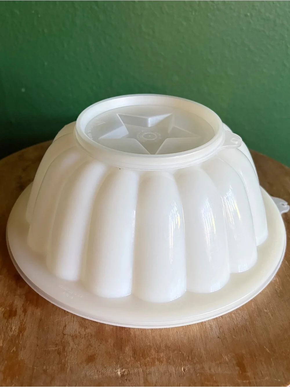 Vintage Tupperware Jel-N-Serve mold with Classic white scalloped design
